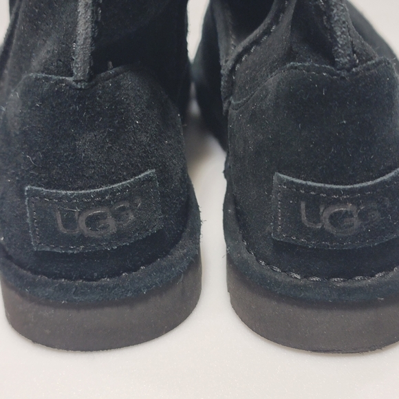 UGG Australia Women’s Black Classic Unlined Mini Perforated Boots1016852 Sz.8
